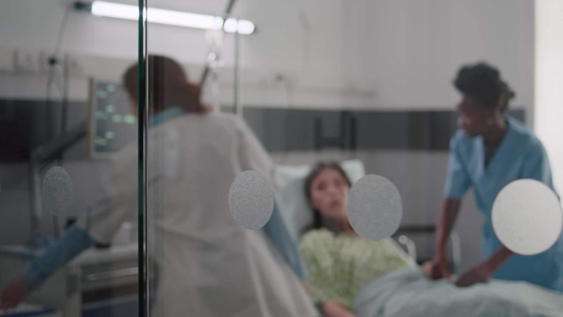 生病的妇女在床上休息用氧气管解释疾病的症状视频的预览图