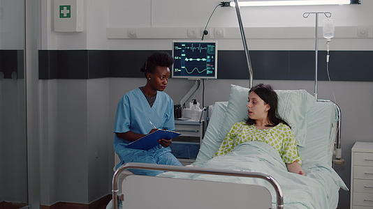 生病的妇女在美国护士监测疾病期间卧床休息视频的预览图