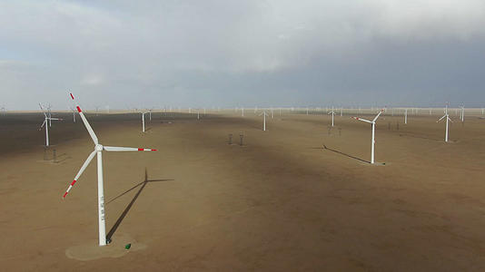 航拍荒漠风力发电厂视频的预览图