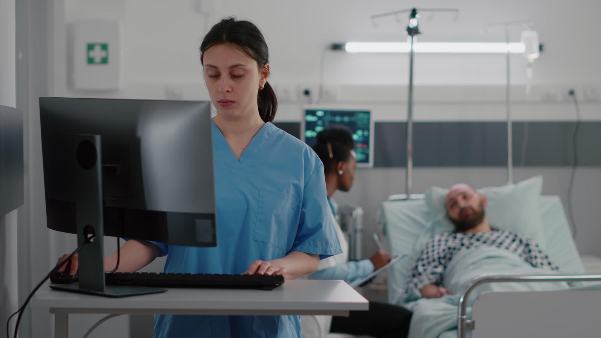 护士在医学专业知识前在计算机上打字视频的预览图