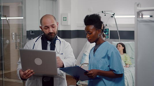 非洲护士和外科医生统一分析疾病症状视频的预览图