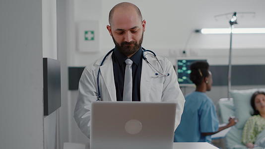 医生在计算机上输入具有疾病专家知识的计算机视频的预览图