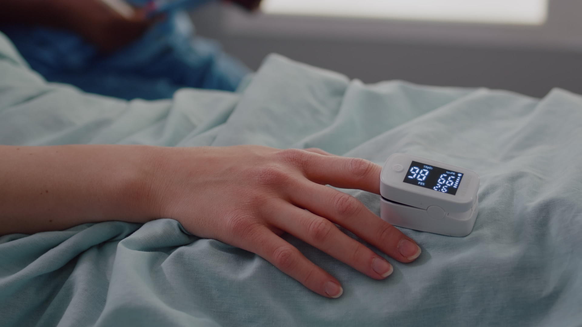 手指心率监测器显示脉冲关闭住院妇女视频的预览图