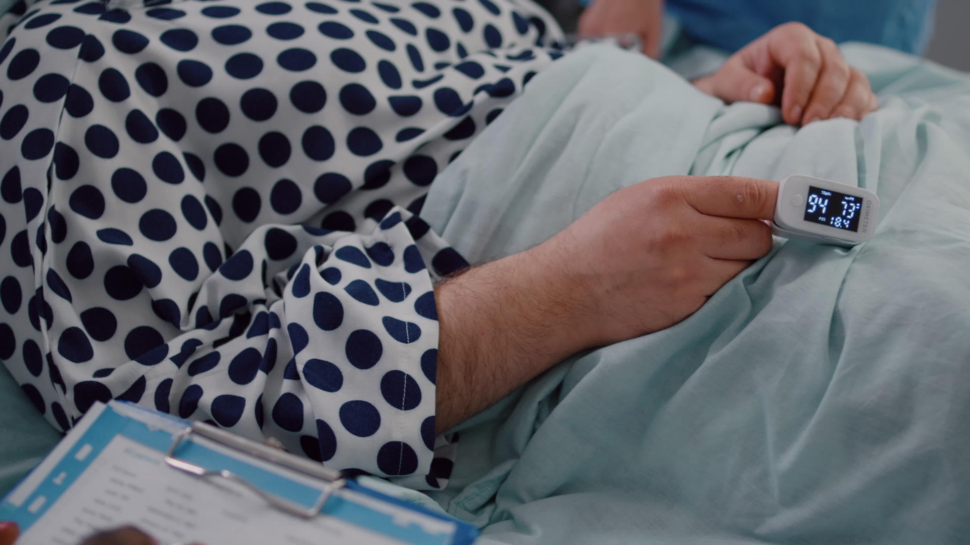躺在床上的病人把医用血氧计放在手指上视频的预览图