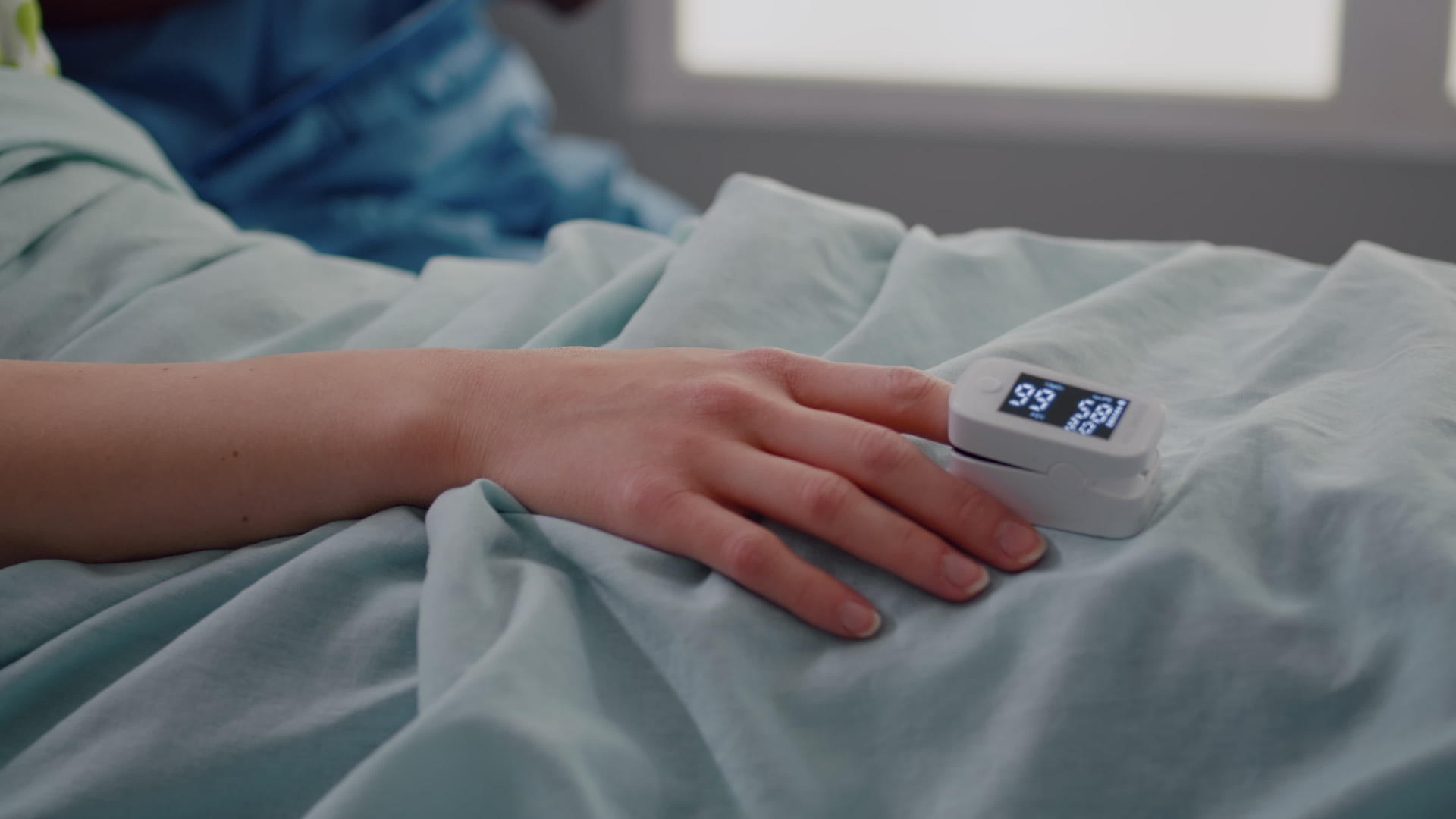 住在病房病床上的病妇在床间休息视频的预览图