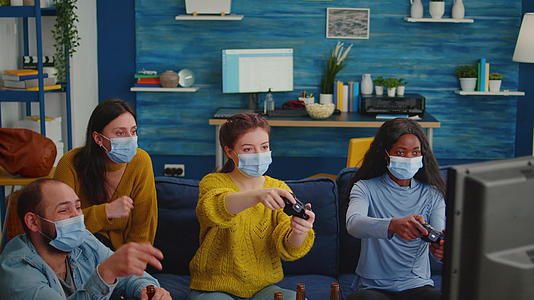 混合妇女戴着保护面具玩电子游戏视频的预览图