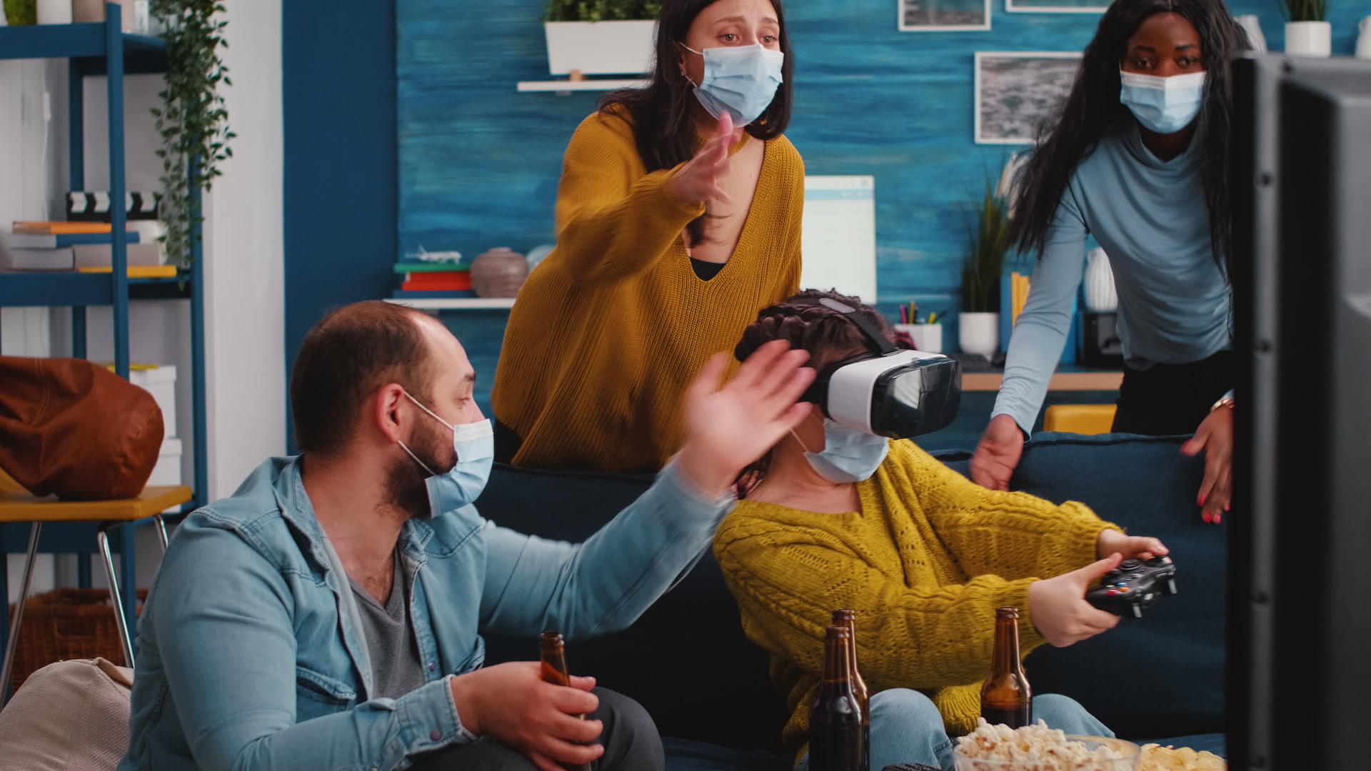 虚拟现实与女性体验Vr玩电子头盔游戏视频的预览图