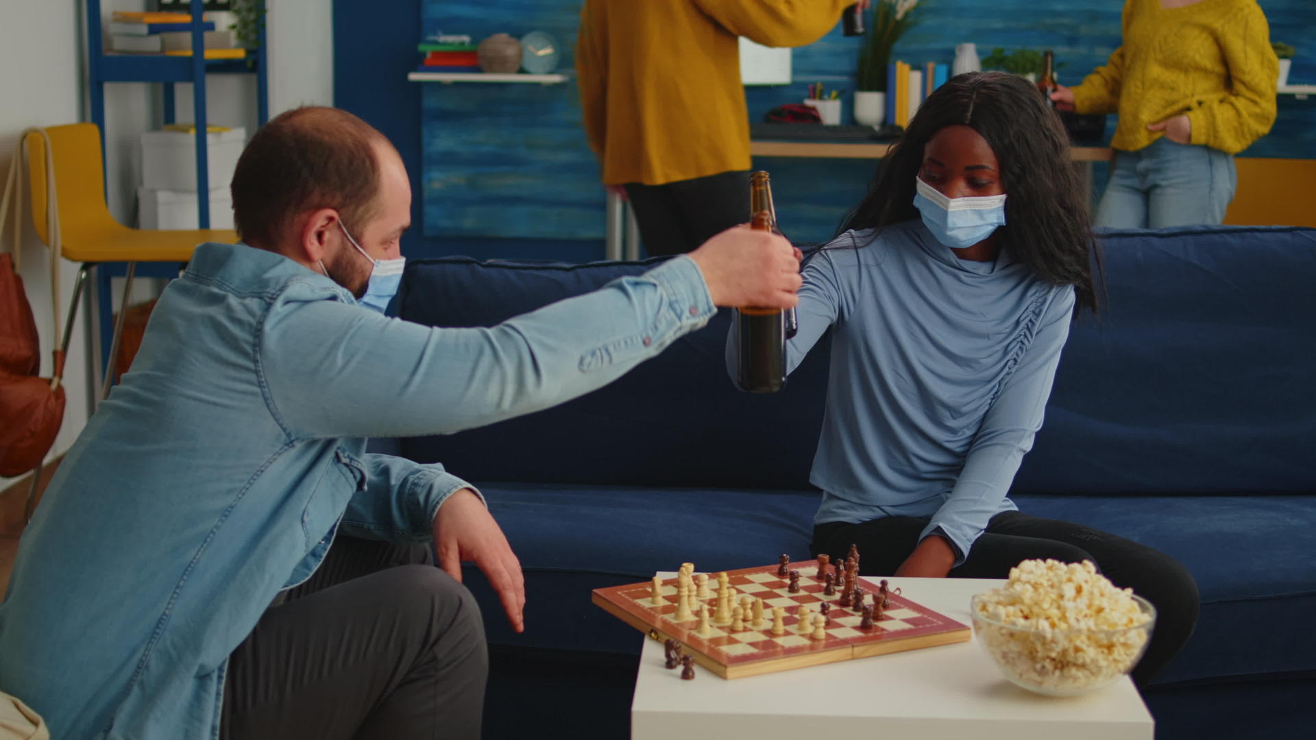 有啤酒瓶的男人和非洲女人下棋视频的预览图