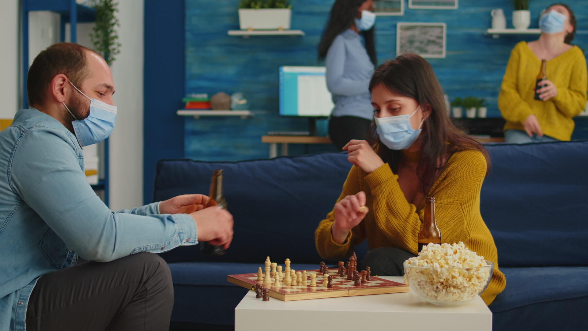 下棋时戴着保护面具的朋友视频的预览图