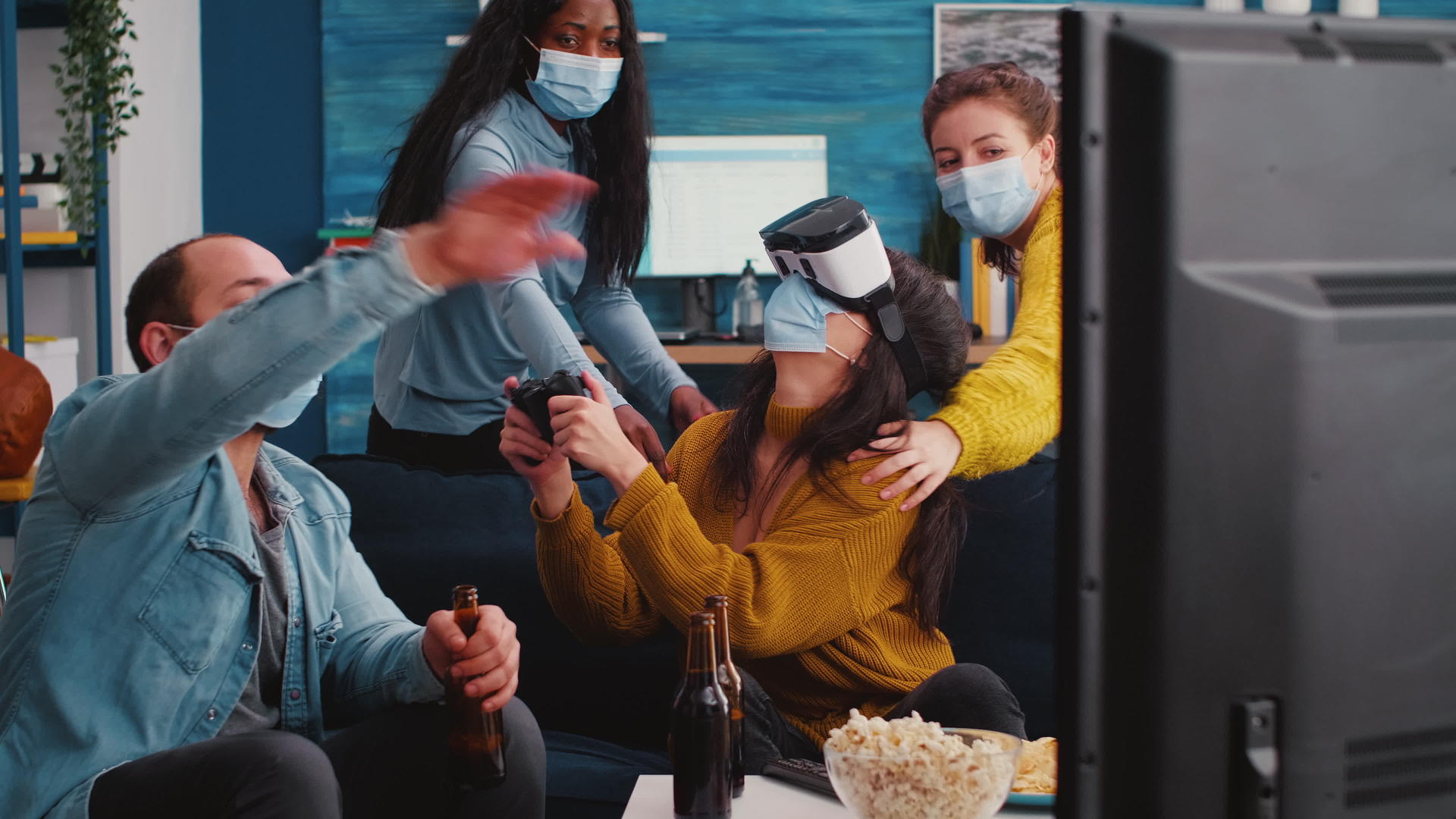 正在体验虚拟现实朋友正在体验虚拟现实VR视频游戏视频的预览图