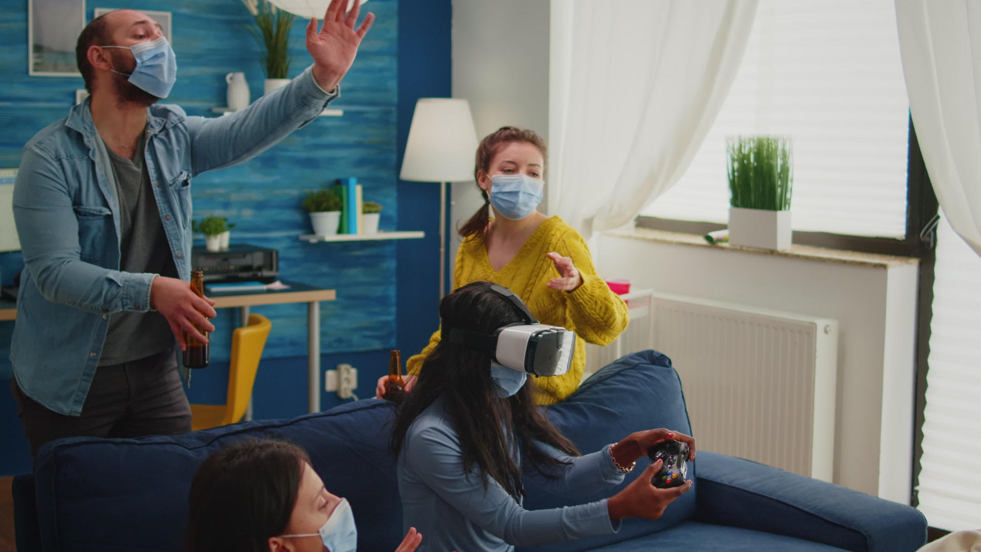 黑人女性在玩电子游戏时体验虚拟现实耳机视频的预览图