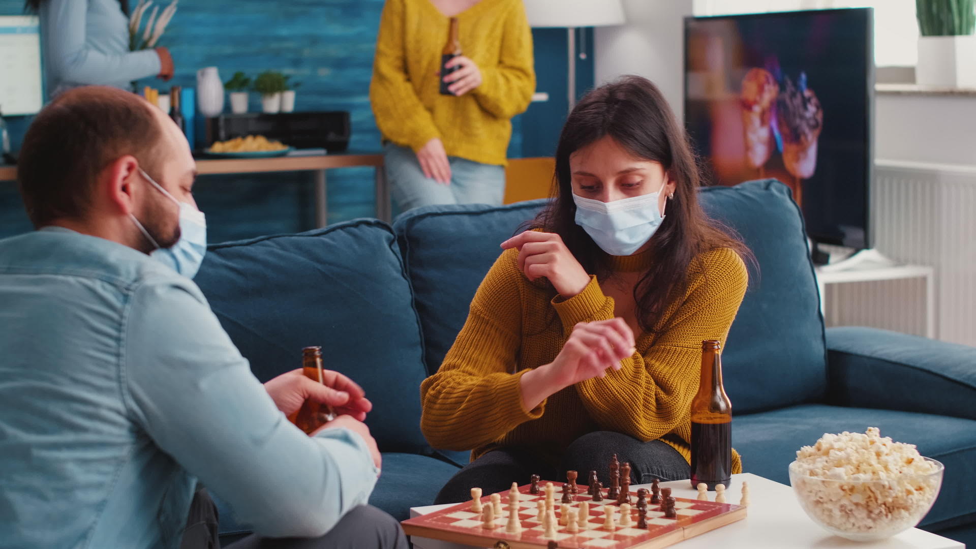 在全球疾病期间朋友和朋友在客厅下棋玩得很开心视频的预览图