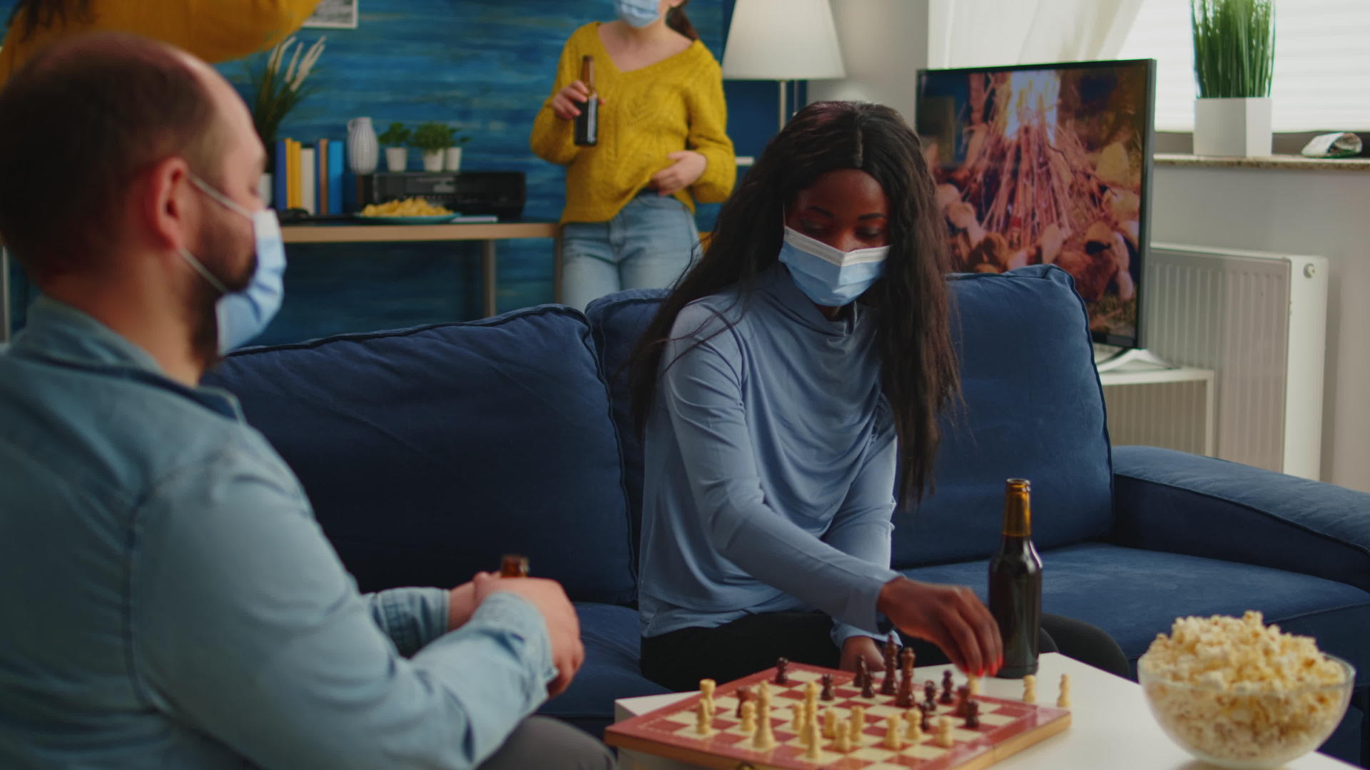 各种各样的朋友在家下棋时喝啤酒瓶视频的预览图