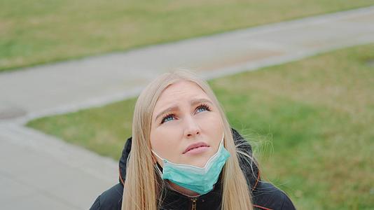 年轻女性仰望天空戴上医用口罩视频的预览图