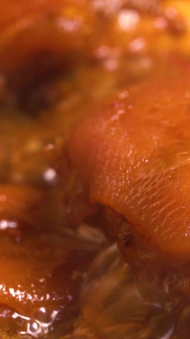 麻辣卤味猪蹄在沸腾的锅中食物摄影视频的预览图