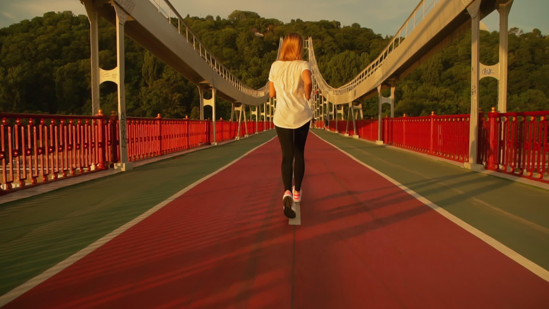 女赛人在桥上跑视频的预览图