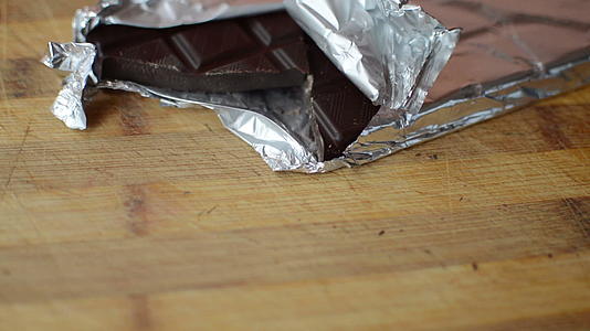 巧克力条用银纸包裹视频的预览图