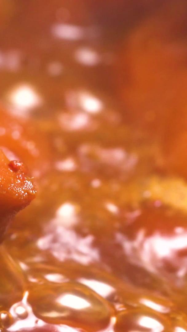麻辣卤味猪蹄在沸腾的锅中食物摄影视频的预览图