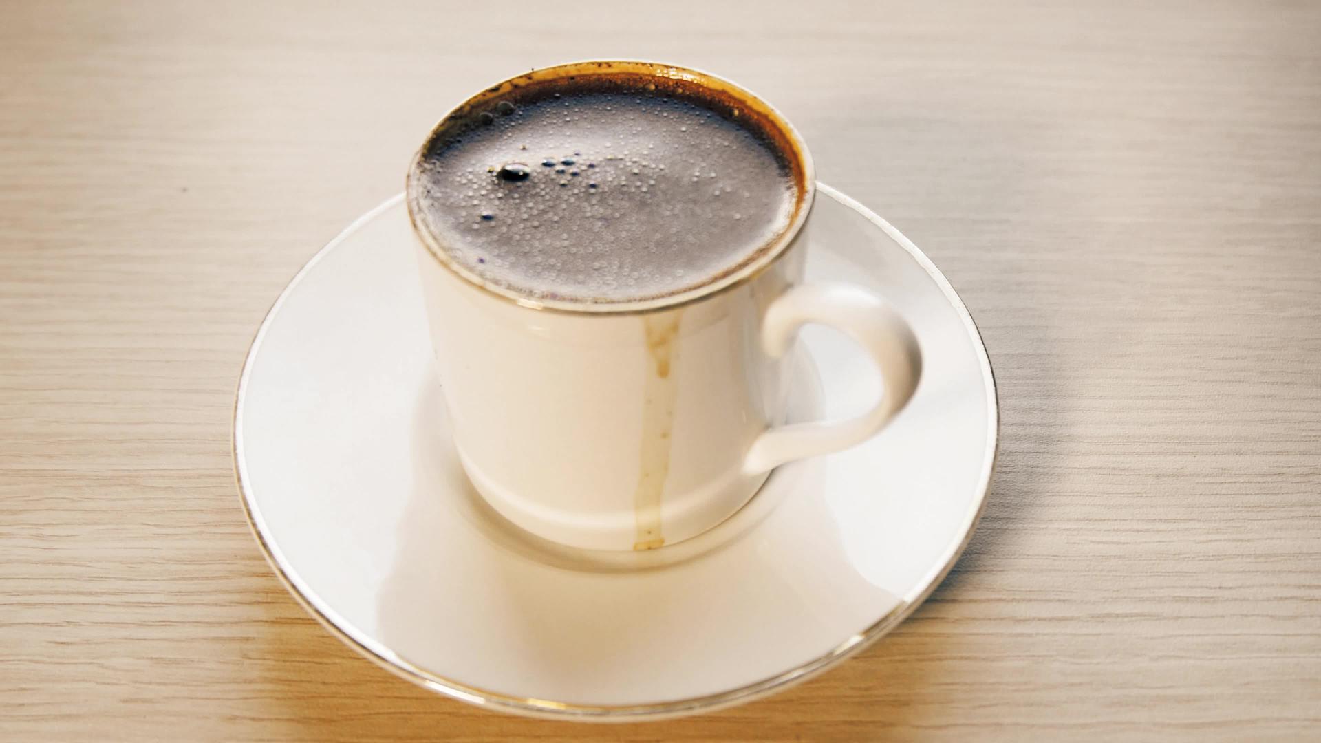 木桌上的土耳其咖啡咖啡有奶油奶油味视频的预览图