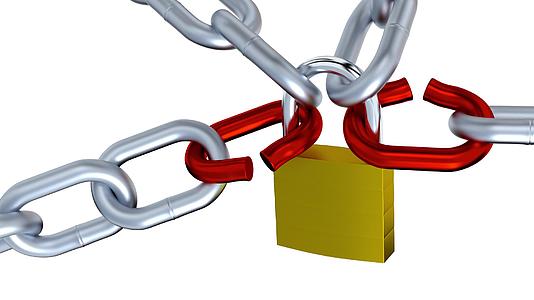 在四条金属链的四条金属链上慢慢缩放两条红链和锁视频的预览图