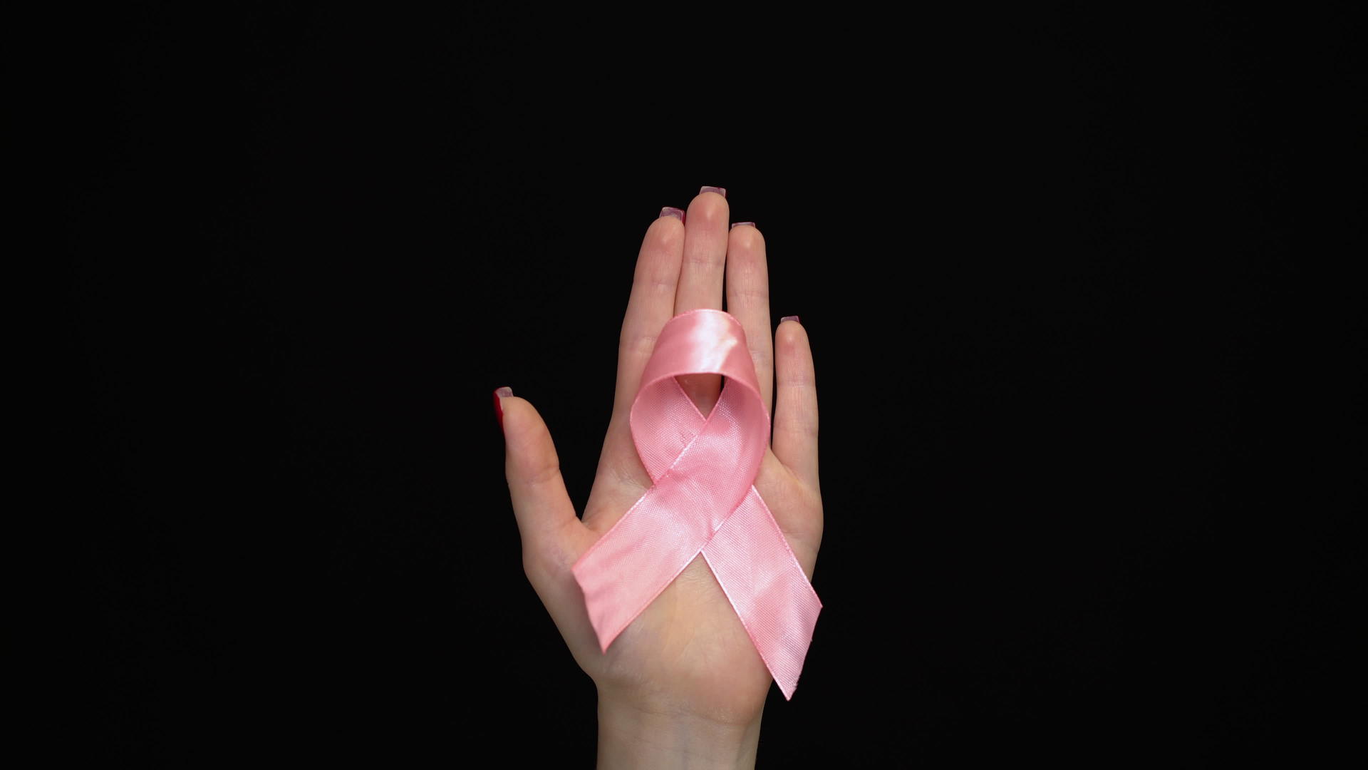 握着乳癌丝带的手视频的预览图