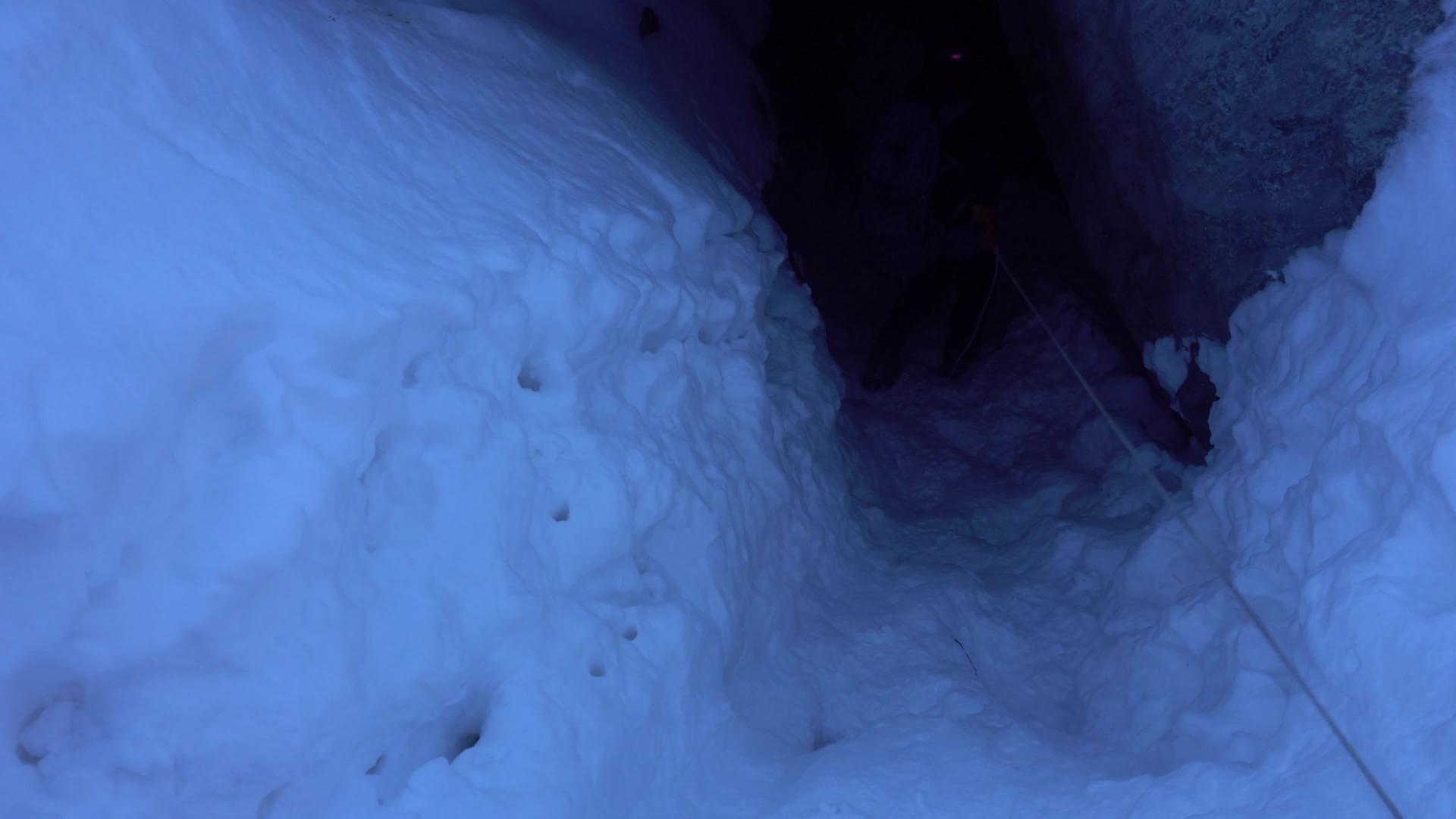 登山者掉进冰洞视频的预览图