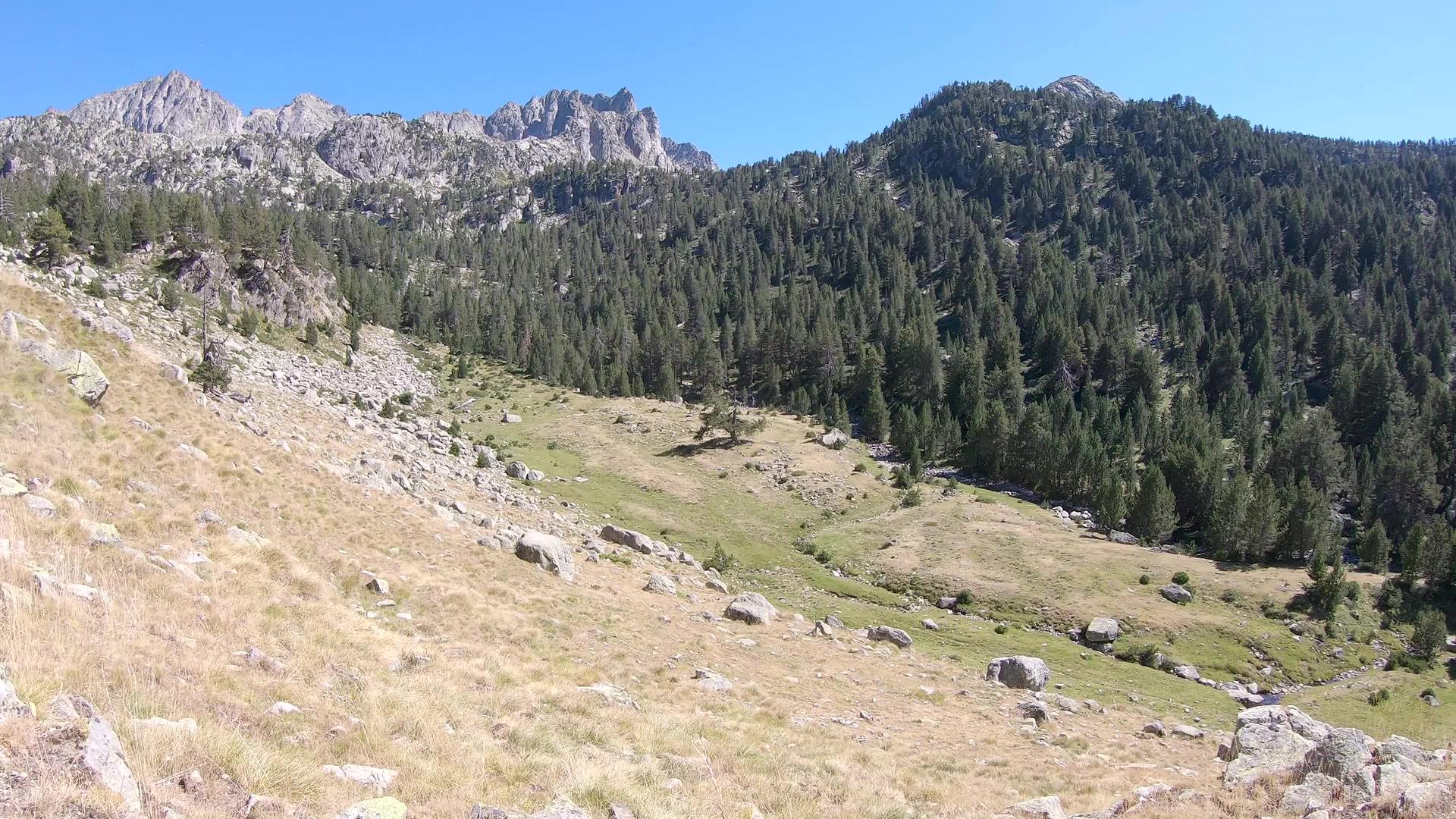 在阳光明媚的日子里在西班牙比利牛斯山脉的山景中视频的预览图