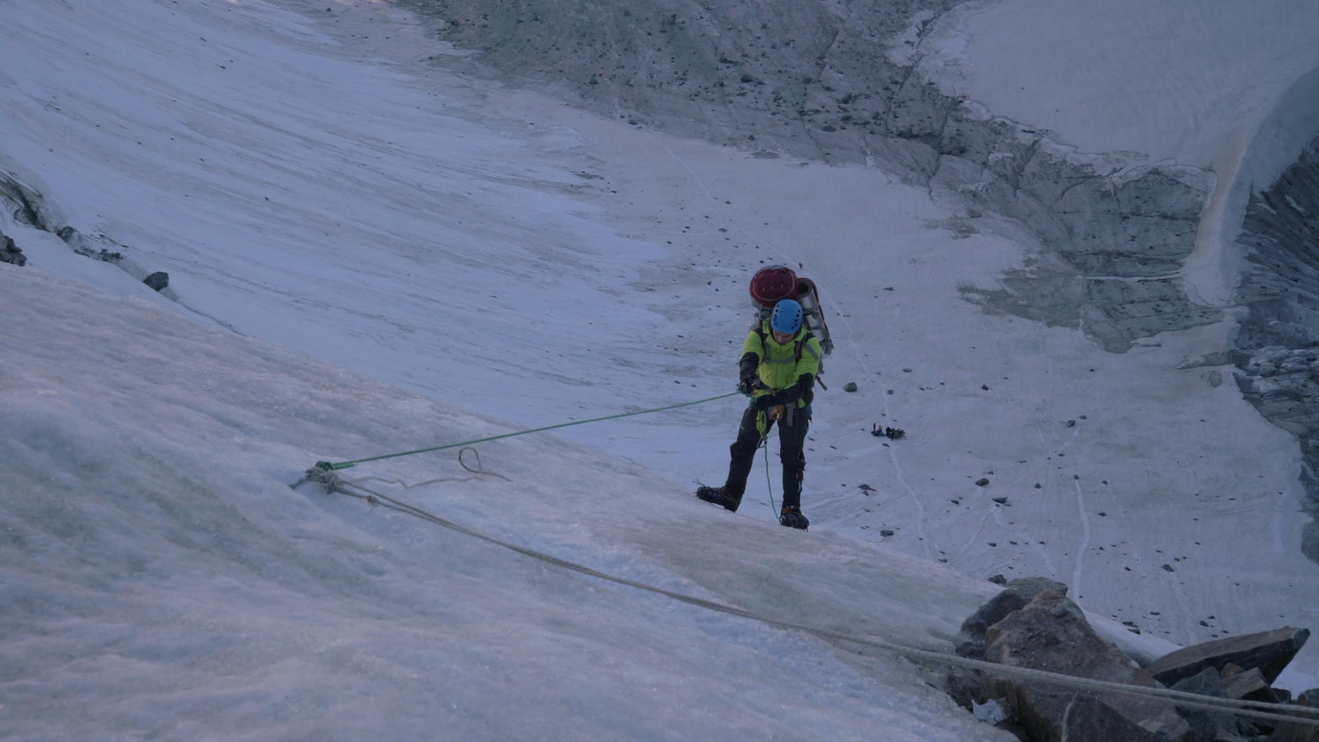 山羊人用来固定绳子上的山羊Jumar爬上陡峭的山口视频的预览图