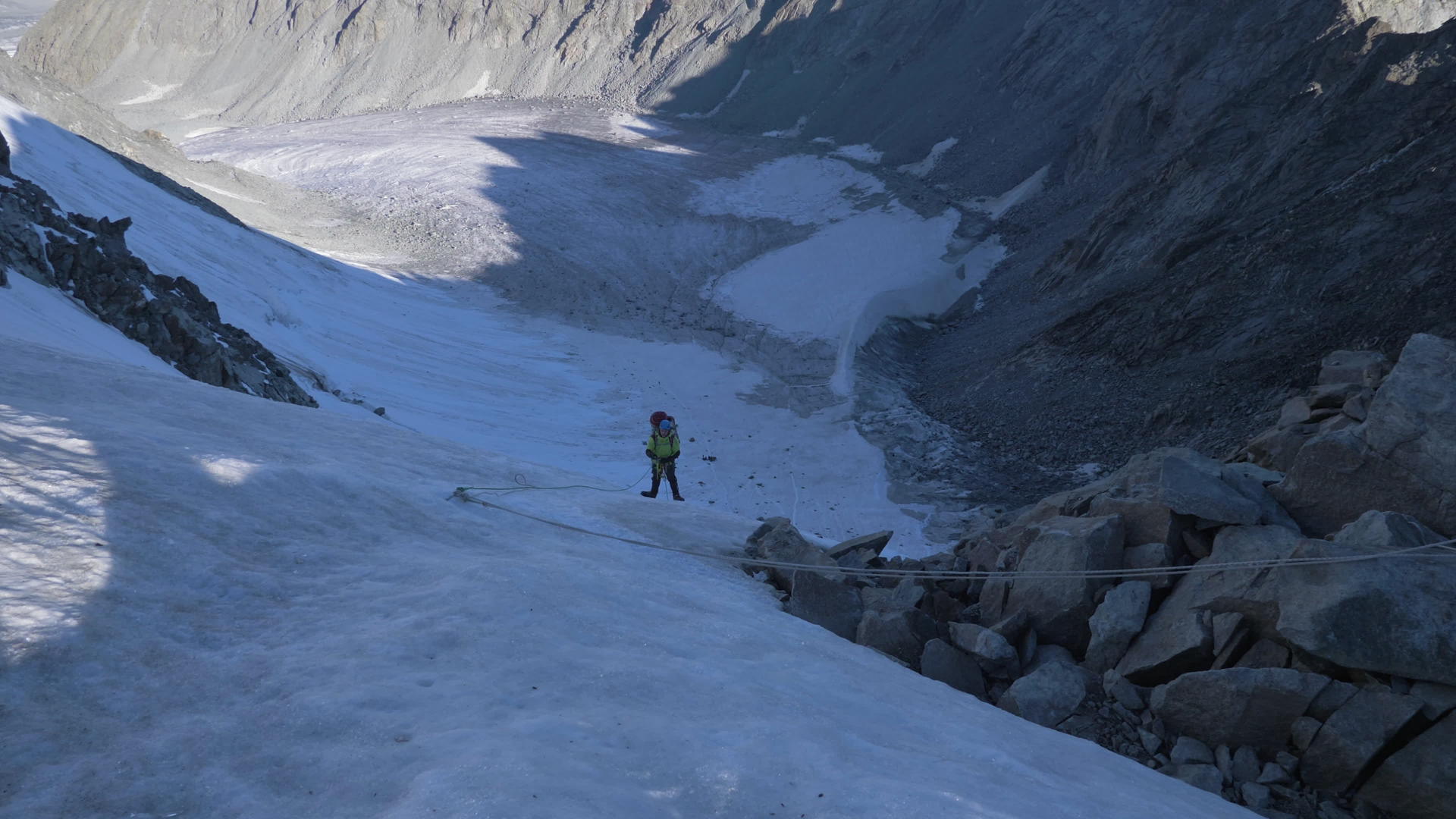山人穿着裤子用固定的绳索爬上陡峭的山口慢慢地爬上去视频的预览图