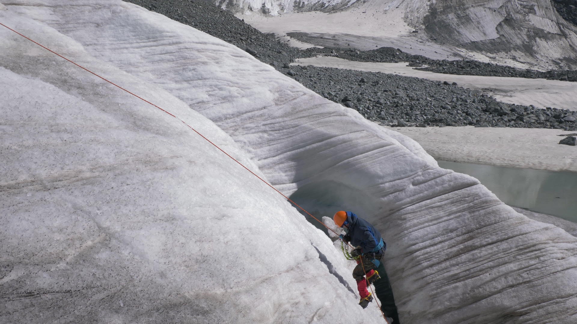 山上的山羊用固定的绳子爬上山坡视频的预览图