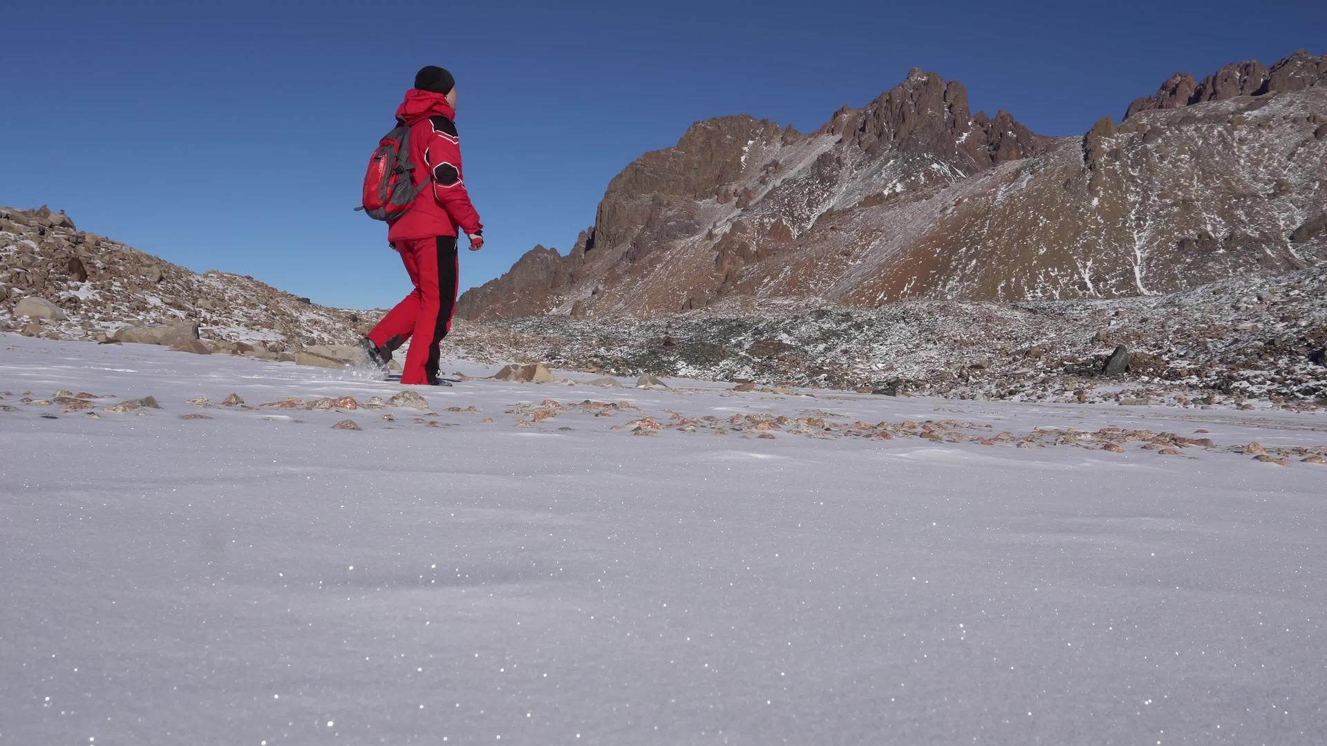 一个登山者在雪山中行走视频的预览图