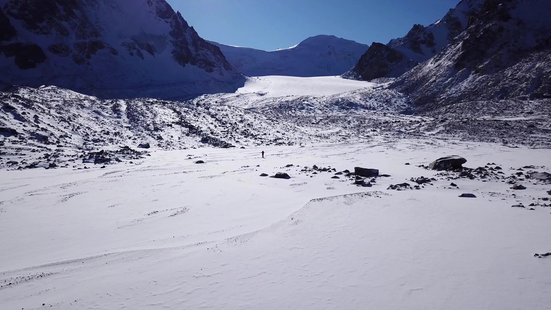 一个登山者在雪山中行走视频的预览图