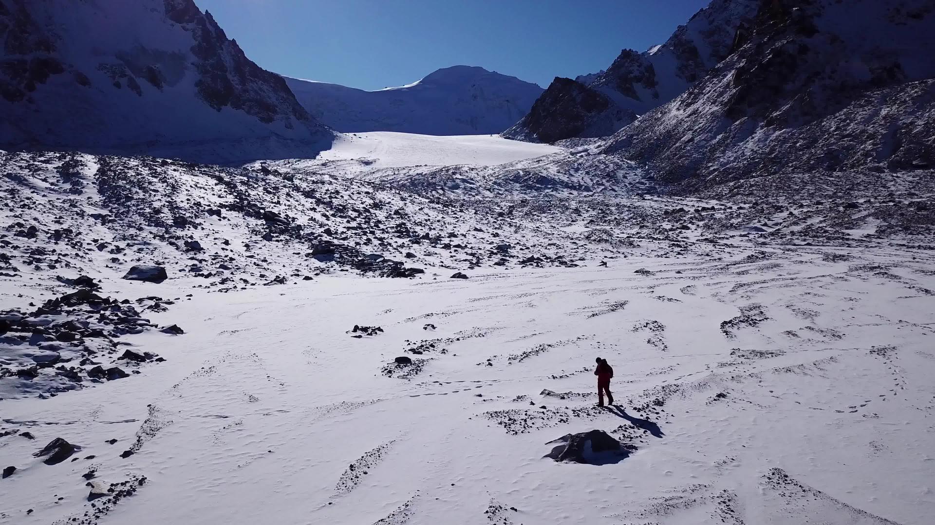 一个登山者在雪山中行走视频的预览图