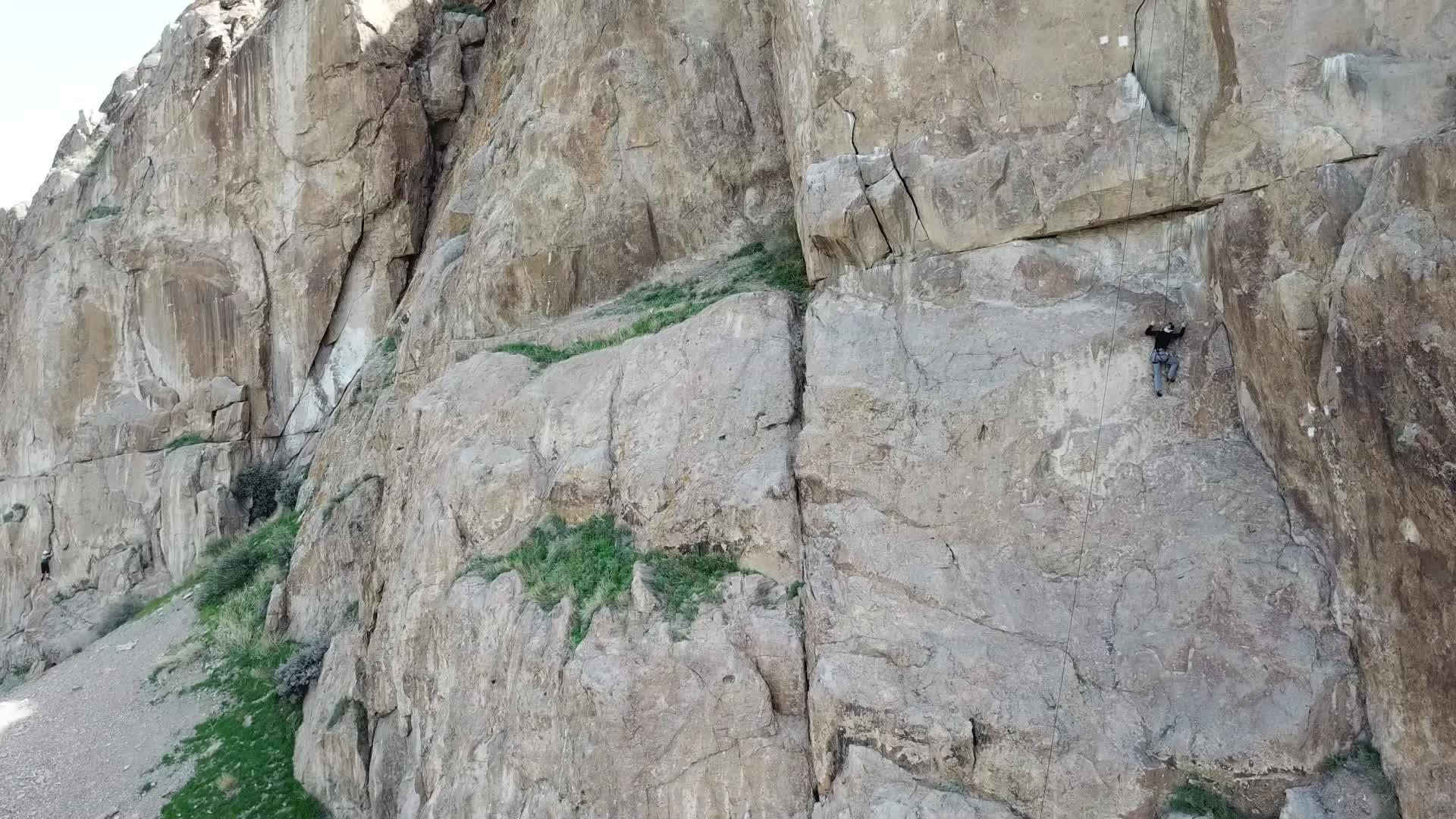 一个人爬上悬崖积极休闲和运动视频的预览图