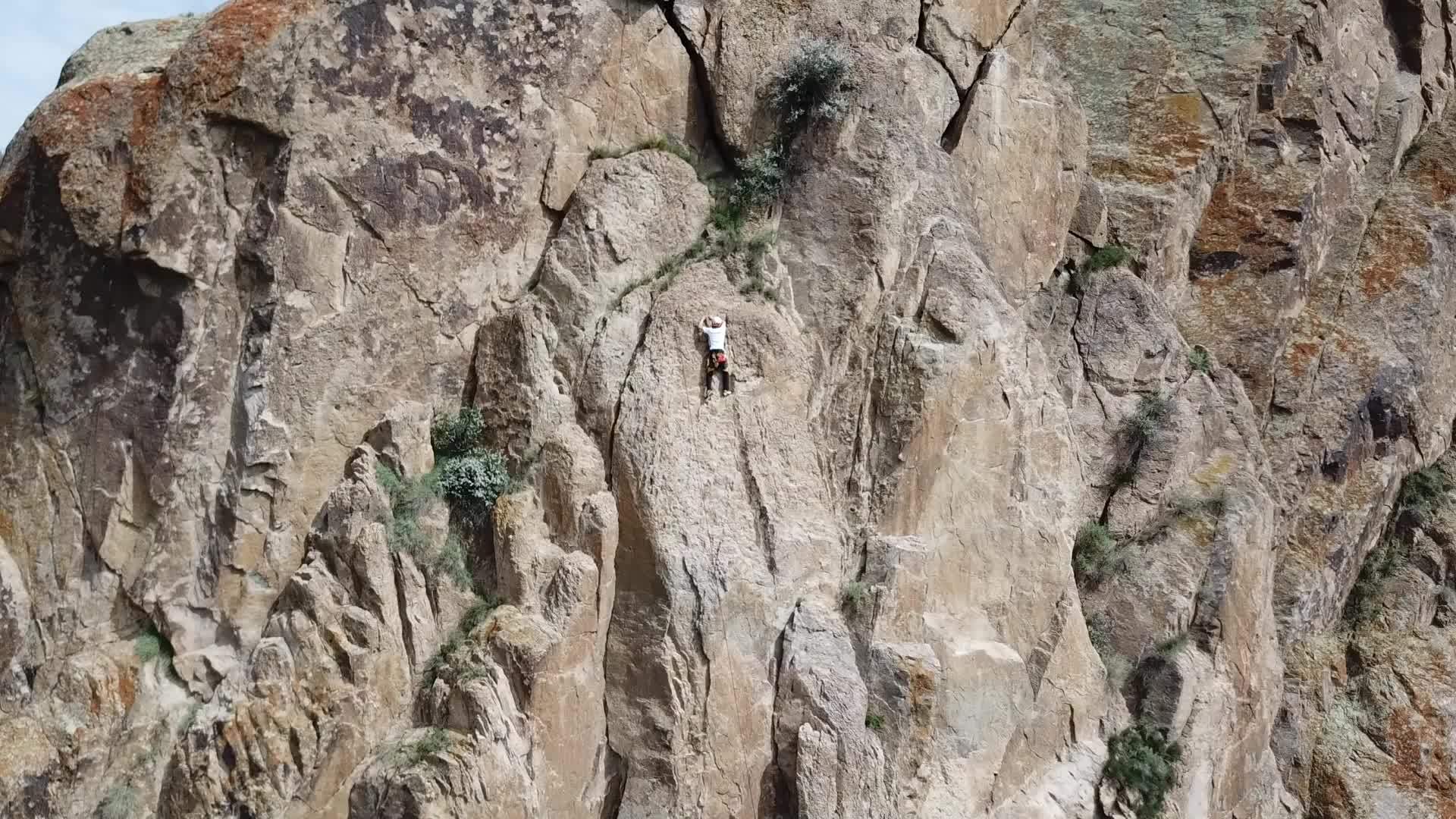 一个人爬上悬崖 积极休闲和运动视频的预览图