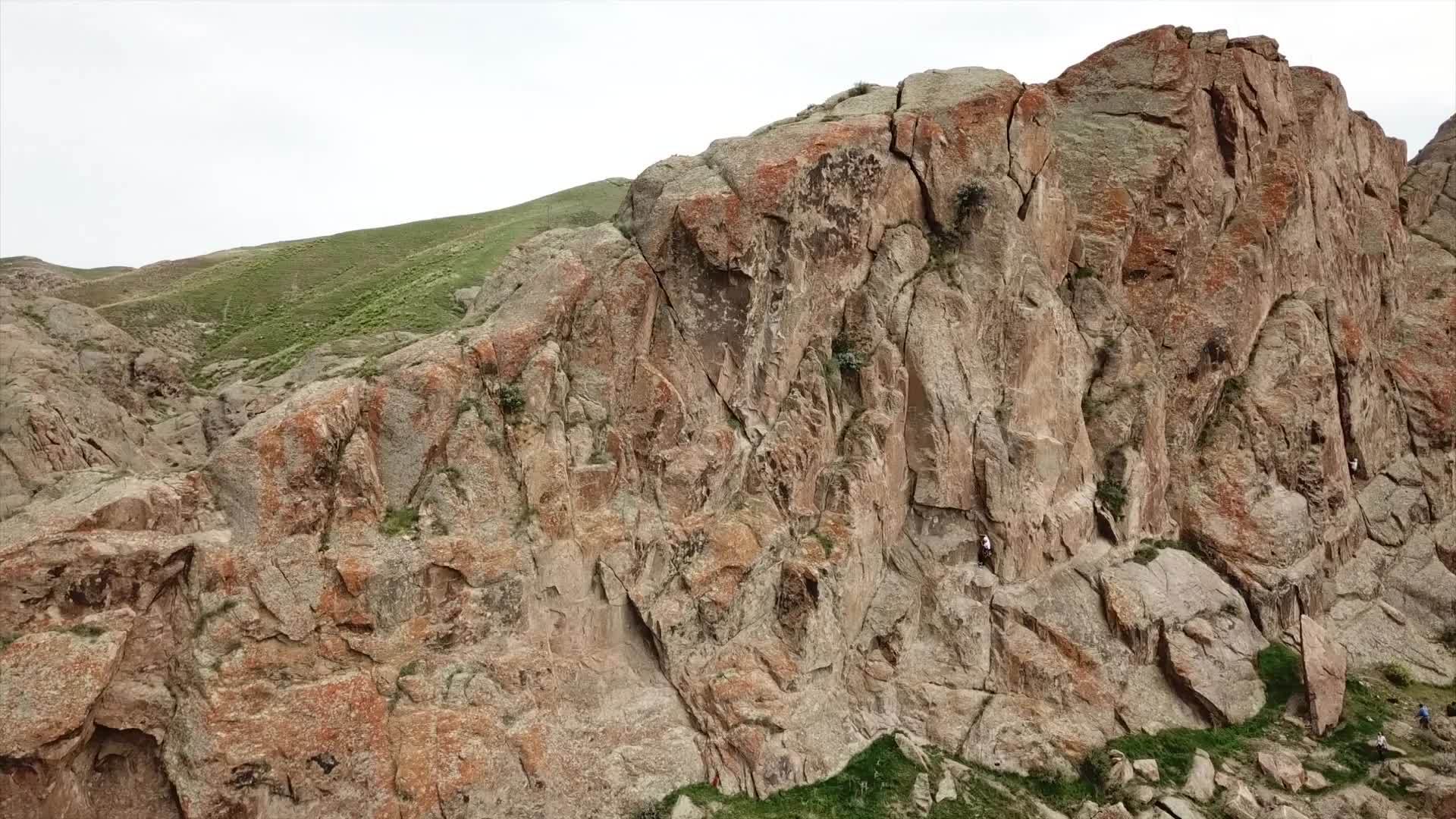 一个人爬上悬崖积极休闲和运动视频的预览图