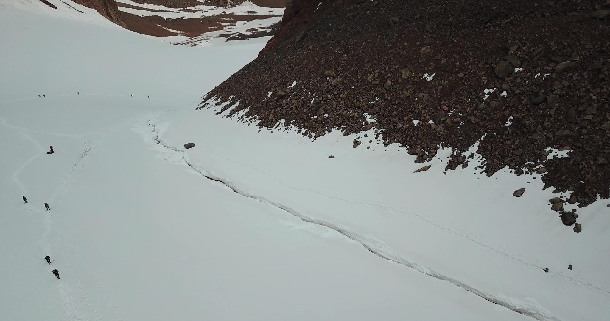 一大群登山者爬上了山顶视频的预览图