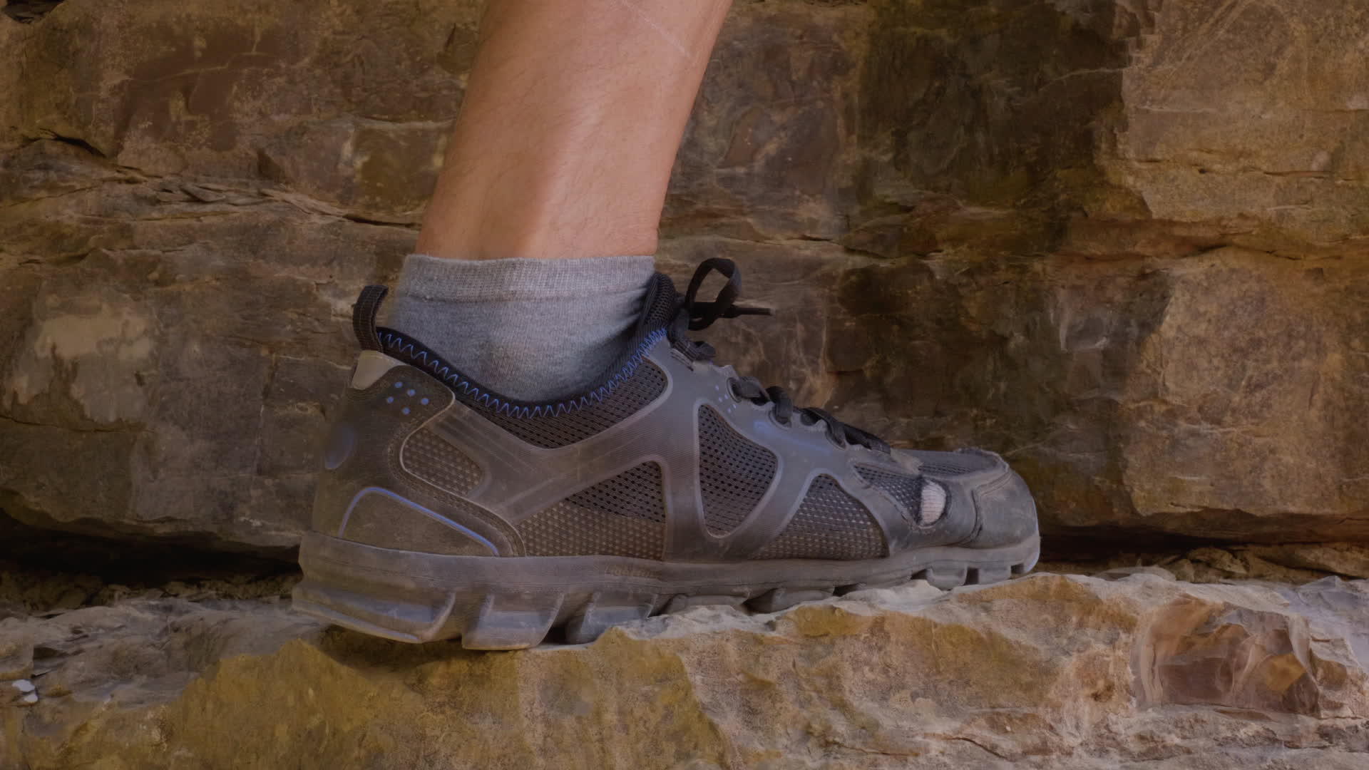 登山者的腿穿着登山靴旅行时他们爬到落基山脉徒步旅行视频的预览图
