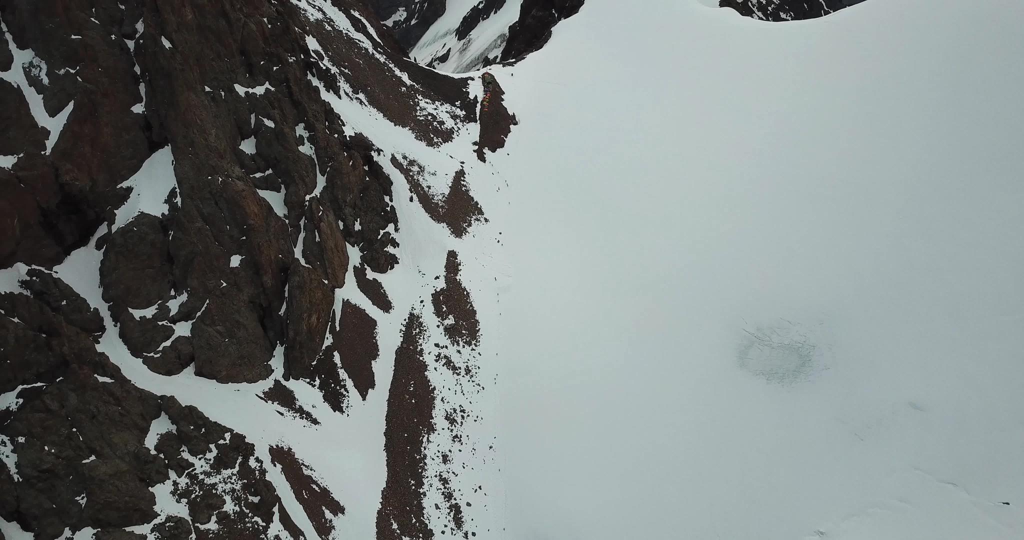 一大群登山者爬上了山顶视频的预览图