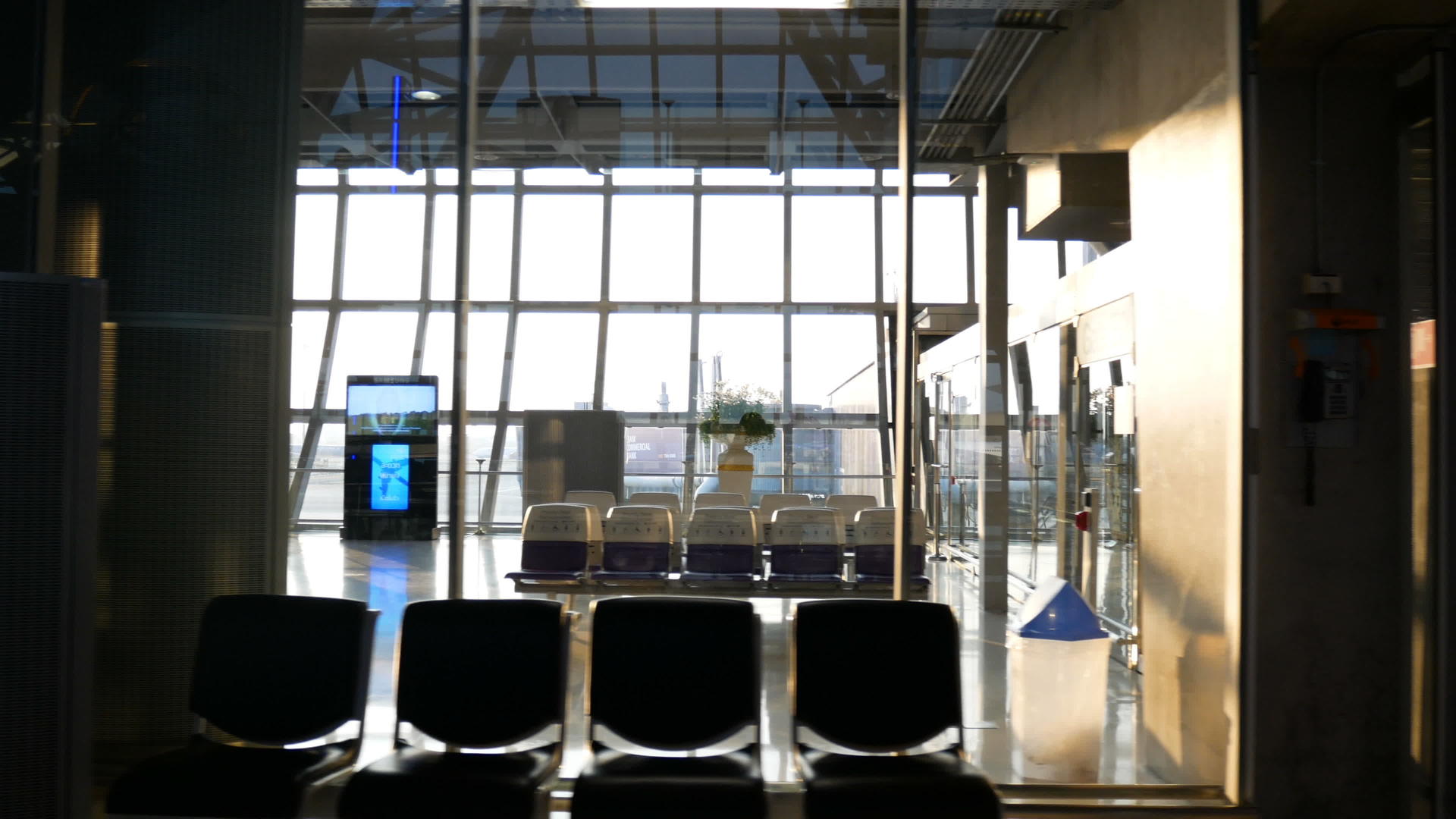日落时分机场终点站的大门是圆球旅行和运输业务视频的预览图