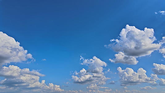 晴天清空白云蓝天清空一天折叠的场景视频的预览图