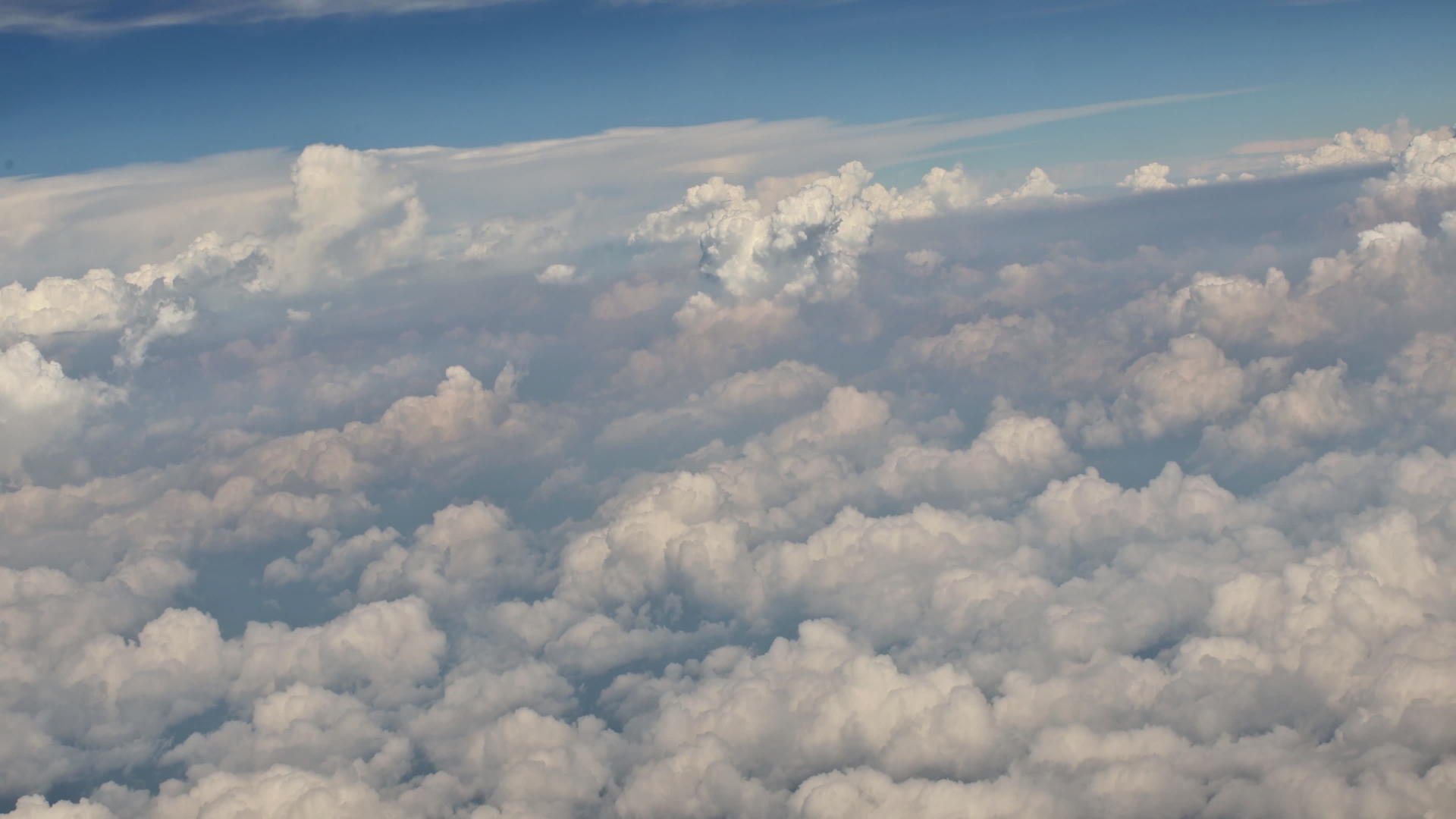 蓝天从飞机上看着美丽的白云视频的预览图