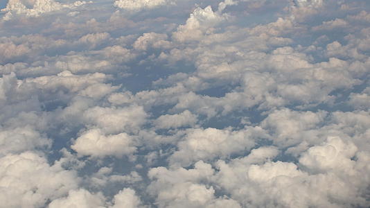 惊人的天空视图从云层上空的清空天空中飞来视频的预览图