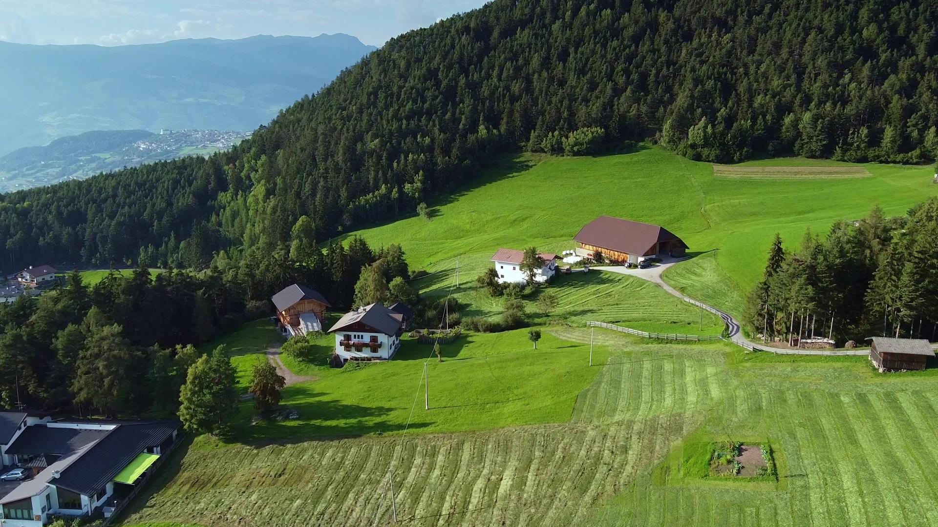 意大利村阿尔卑斯山在空中视频的预览图