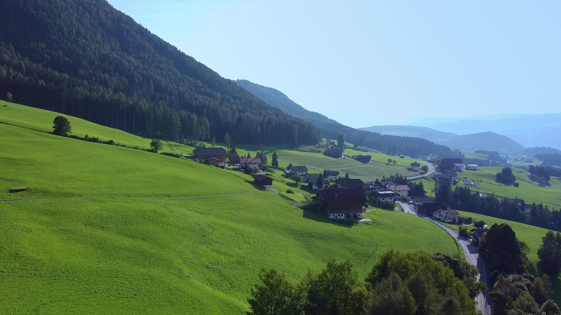 夏天观察意大利阿尔卑斯山的空气视频的预览图