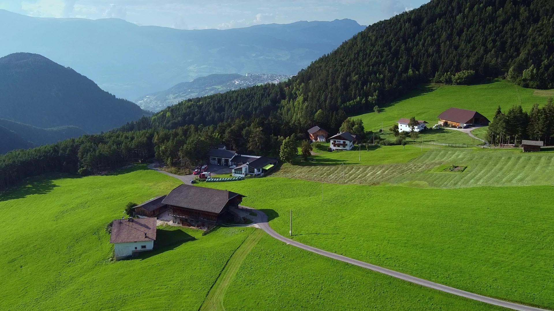 夏天观察意大利阿尔卑斯山的空气视频的预览图