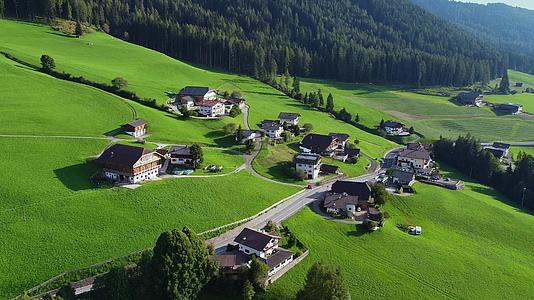 意大利村 阿尔卑斯山 在空中视频的预览图