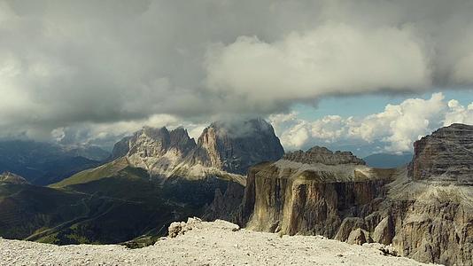 从意大利多洛米特山顶的皮兹波伊山上空观察视频的预览图