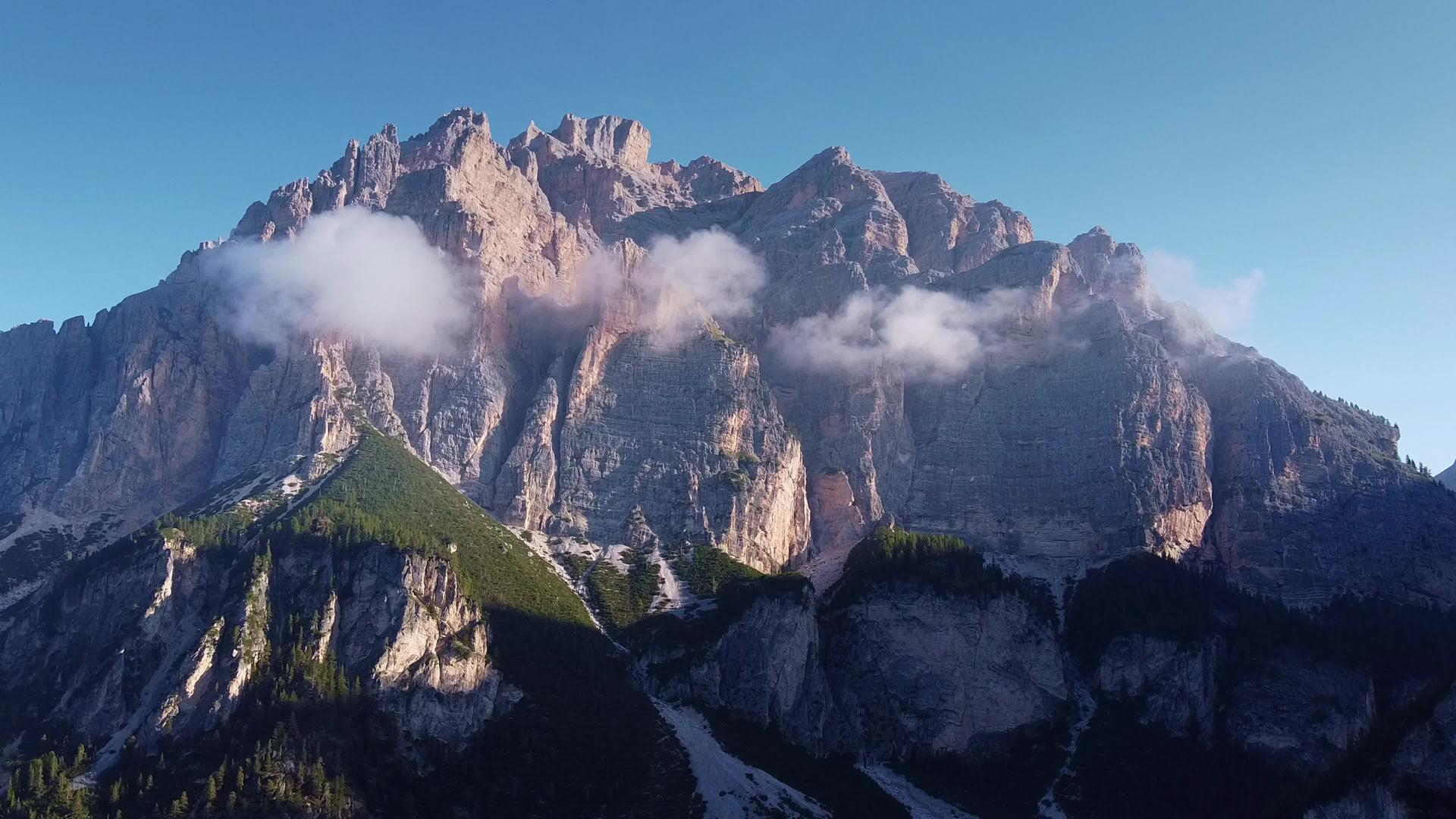 意大利多洛美在云中的惊人景象视频的预览图