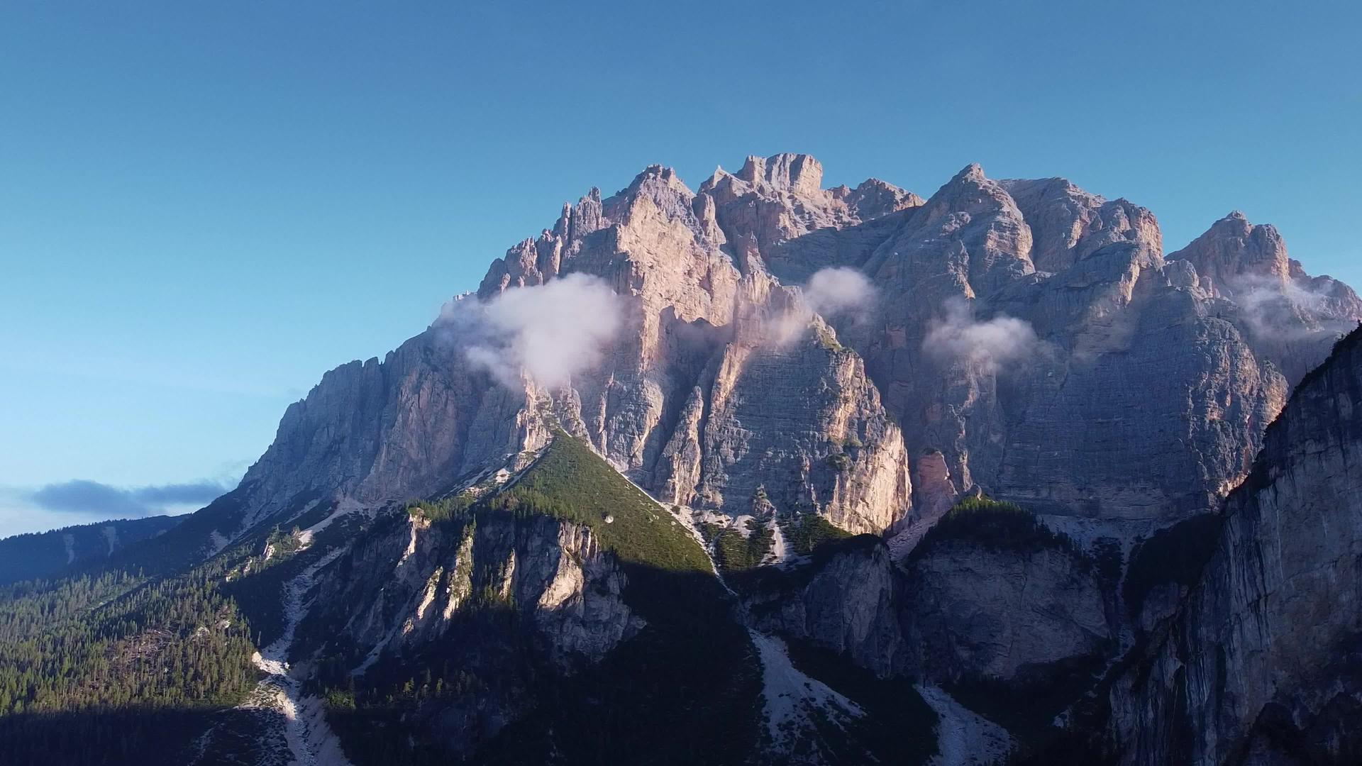 意大利多洛美在云中的惊人景象视频的预览图
